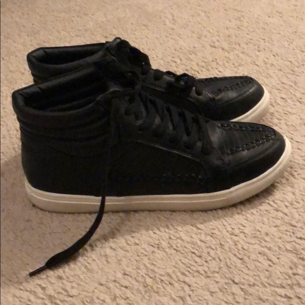 Woman’s size 7.5 hightop shoes
